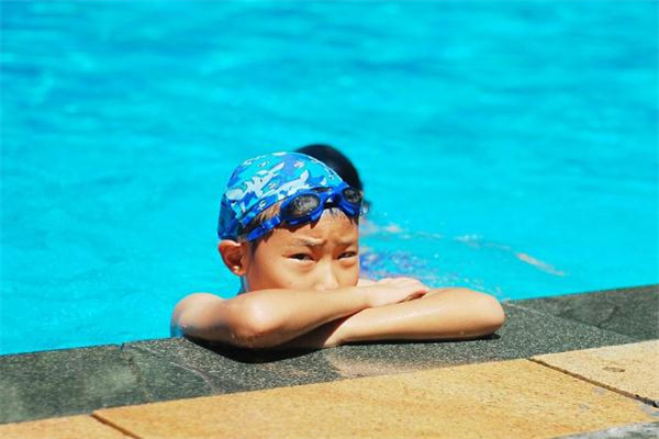 冬泳可以治療高血壓?jiǎn)?高血壓患者能冬泳嗎 冬泳可以治療高血壓?jiǎn)?高血壓患者能冬泳嗎