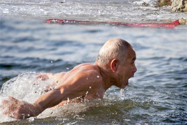 冬泳可以提高性功能嗎 冬泳對(duì)前列腺好不好 冬泳可以提高性功能嗎 冬泳對(duì)前列腺好不好