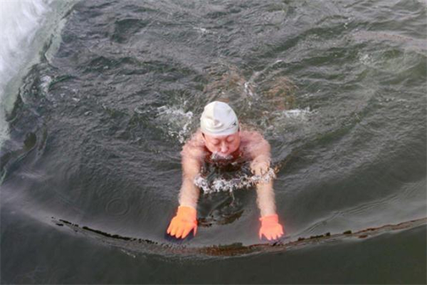 冬泳后可以洗熱水澡嗎 冬泳后洗熱水澡的危害 冬泳后可以洗熱水澡嗎 冬泳后洗熱水澡的危害