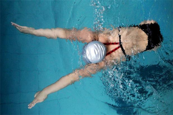 蛙泳窄蹬腿傷膝蓋嗎 蛙泳窄蹬腿怎么練 蛙泳窄蹬腿傷膝蓋嗎 蛙泳窄蹬腿怎么練