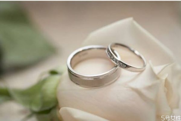 求婚戒指和結(jié)婚戒指一樣嗎 訂婚戒指和結(jié)婚戒指的區(qū)別 求婚戒指和結(jié)婚戒指一樣嗎 訂婚戒指和結(jié)婚戒指的區(qū)別