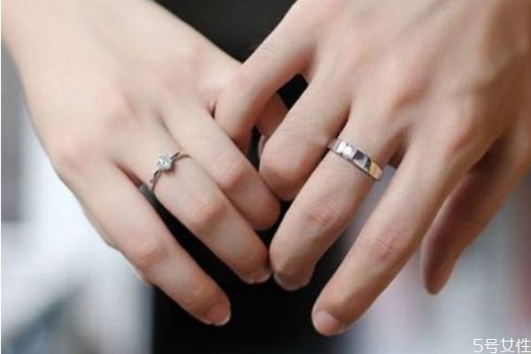 求婚戒指和結(jié)婚戒指一樣嗎 訂婚戒指和結(jié)婚戒指的區(qū)別 求婚戒指和結(jié)婚戒指一樣嗎 訂婚戒指和結(jié)婚戒指的區(qū)別