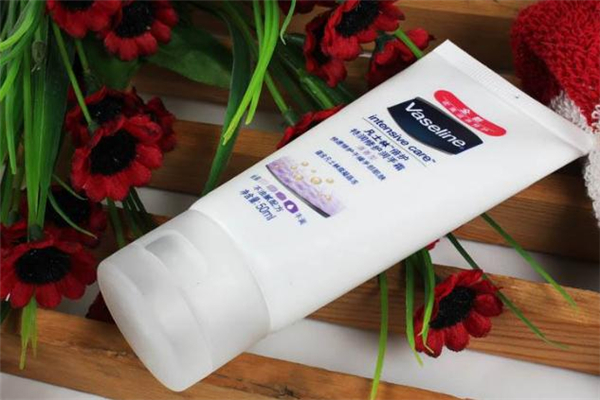 凡士林護(hù)手霜怎么樣 凡士林護(hù)手霜粉色和白色哪個(gè)好用 凡士林護(hù)手霜怎么樣 凡士林護(hù)手霜粉色和白色哪個(gè)好用