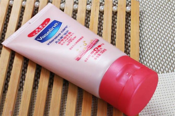 凡士林護(hù)手霜怎么樣 凡士林護(hù)手霜粉色和白色哪個(gè)好用 凡士林護(hù)手霜怎么樣 凡士林護(hù)手霜粉色和白色哪個(gè)好用