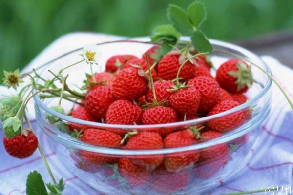 食物對(duì)皮膚的顏色有影響嗎 皮膚比較黑應(yīng)該多吃什么呢 食物對(duì)皮膚的顏色有影響嗎 皮膚比較黑應(yīng)該多吃什么呢