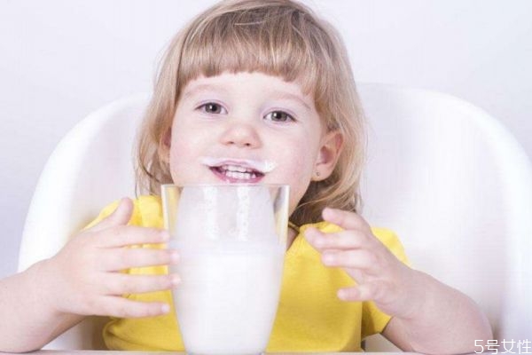 兒童喝牛奶有什么好處呢 兒童一天可以喝多少牛奶呢 兒童喝牛奶有什么好處呢 兒童一天可以喝多少牛奶呢