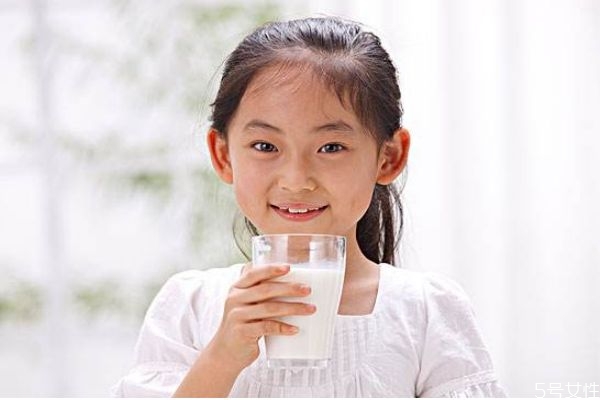 兒童喝牛奶有什么好處呢 兒童一天可以喝多少牛奶呢 兒童喝牛奶有什么好處呢 兒童一天可以喝多少牛奶呢