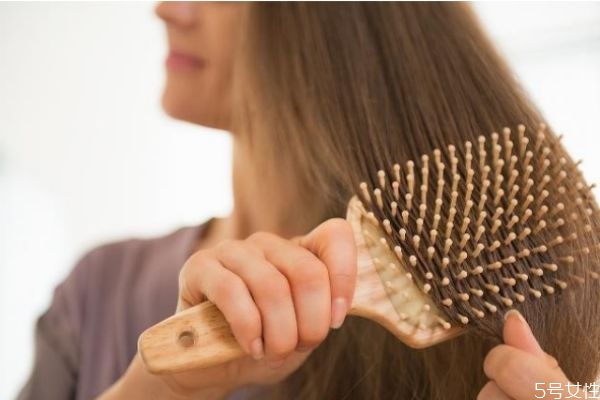 經(jīng)常梳頭能改善發(fā)質嗎 經(jīng)常梳頭都有哪些好處