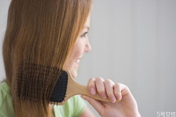 經(jīng)常梳頭能改善發(fā)質(zhì)嗎 經(jīng)常梳頭都有哪些好處 經(jīng)常梳頭能改善發(fā)質(zhì)嗎 經(jīng)常梳頭都有哪些好處