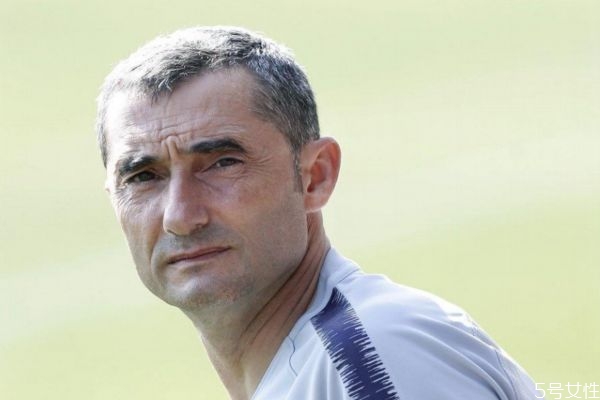 為什么會長白頭發(fā)呢 白頭發(fā)形成的原因有什么呢 為什么會長白頭發(fā)呢 白頭發(fā)形成的原因有什么呢