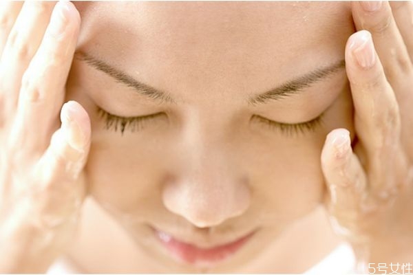 冬天臉出油怎么回事 冬天臉出油是油性皮膚嗎 冬天臉出油怎么回事 冬天臉出油是油性皮膚嗎