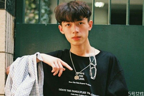 第一次約會(huì)女生帶閨蜜是為什么 約會(huì)女生帶閨蜜什么意思 第一次約會(huì)女生帶閨蜜是為什么 約會(huì)女生帶閨蜜什么意思