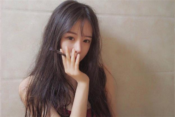 女人的衣服怎么會(huì)香 為什么女人穿過(guò)的衣服是香的 女人的衣服怎么會(huì)香 為什么女人穿過(guò)的衣服是香的