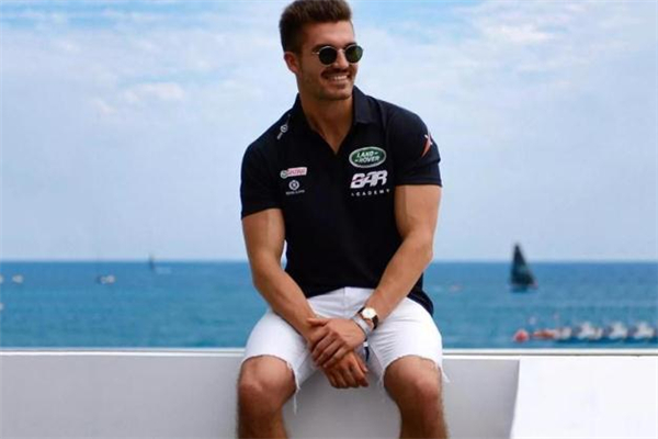 男生polo衫配什么褲子好看 男生polo衫搭配圖片 男生polo衫配什么褲子好看 男生polo衫搭配圖片