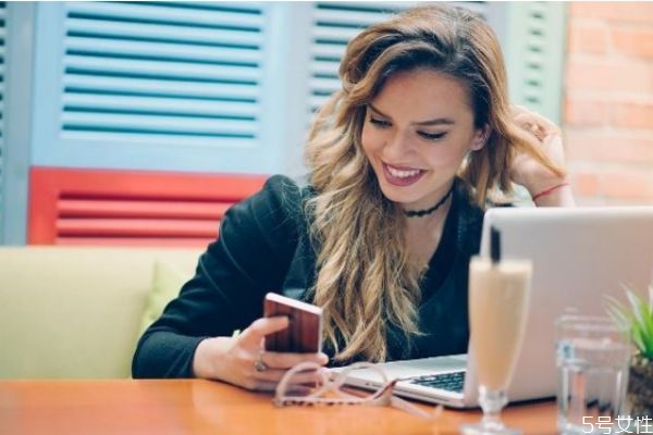 在咖啡館怎么成功搭訕美女 看見(jiàn)心動(dòng)異性如何搭訕 在咖啡館怎么成功搭訕美女 看見(jiàn)心動(dòng)異性如何搭訕