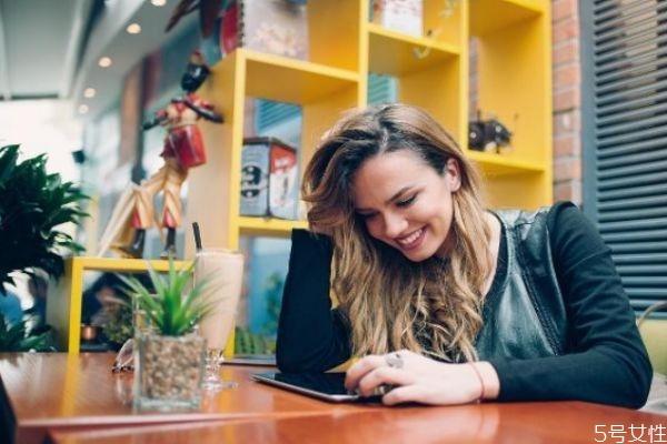 在咖啡館怎么成功搭訕美女 看見(jiàn)心動(dòng)異性如何搭訕 在咖啡館怎么成功搭訕美女 看見(jiàn)心動(dòng)異性如何搭訕