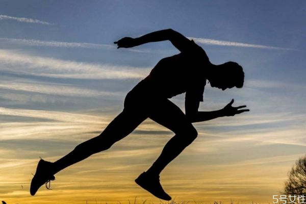 快走和慢跑有什么區(qū)別呢 快走的好處有什么呢 快走和慢跑有什么區(qū)別呢 快走的好處有什么呢