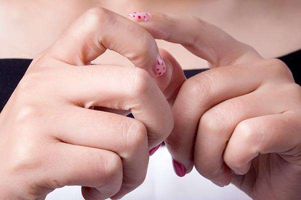 長掰手指會變粗嗎 掰手指關節(jié)變大了怎么辦 長掰手指會變粗嗎 掰手指關節(jié)變大了怎么辦