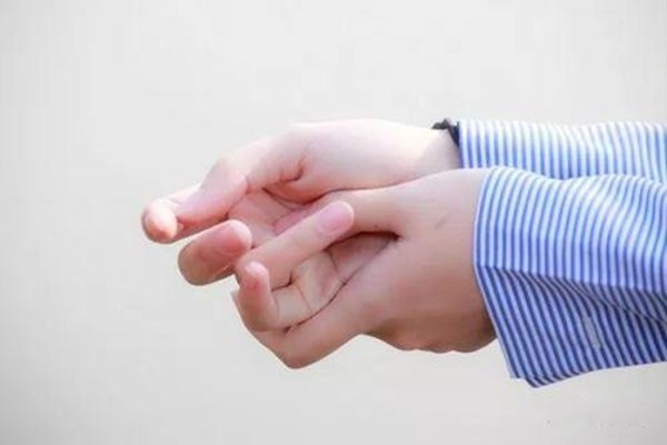 長掰手指會變粗嗎 掰手指關節(jié)變大了怎么辦 長掰手指會變粗嗎 掰手指關節(jié)變大了怎么辦