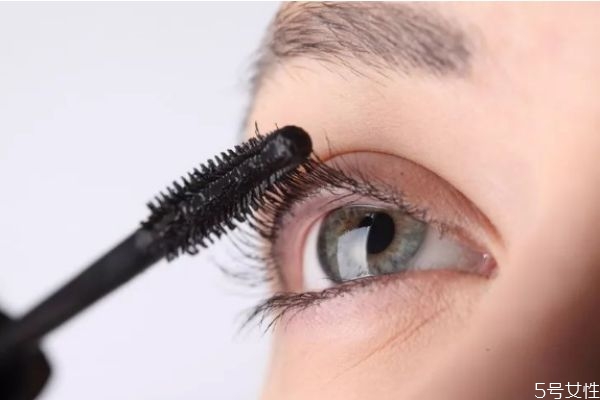 種睫毛可以涂睫毛膏嗎 睫毛膏的使用誤區(qū) 種睫毛可以涂睫毛膏嗎 睫毛膏的使用誤區(qū)