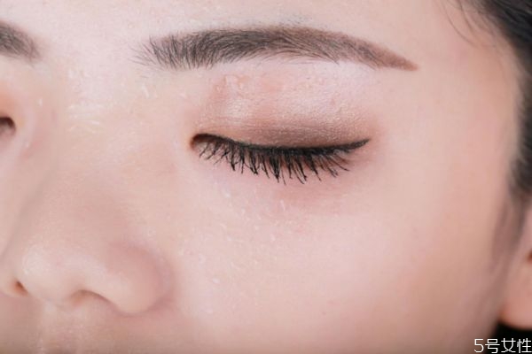 化妝什么時(shí)候貼假睫毛 如何化妝粘貼假睫毛 化妝什么時(shí)候貼假睫毛 如何化妝粘貼假睫毛