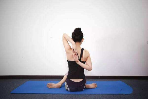 練瑜伽如何開肩開背 練瑜伽開肩開背有什么好處 練瑜伽如何開肩開背 練瑜伽開肩開背有什么好處