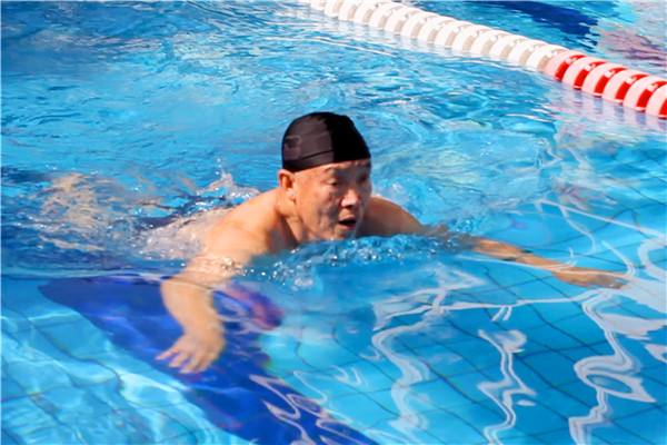 游泳對(duì)老年人有什么好處 老人游泳要注意什么 游泳對(duì)老年人有什么好處 老人游泳要注意什么