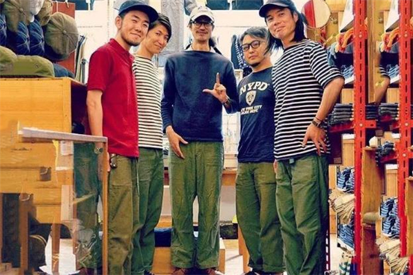 男生條紋衫怎么搭配 男生條紋衫配什么褲子 男生條紋衫怎么搭配 男生條紋衫配什么褲子