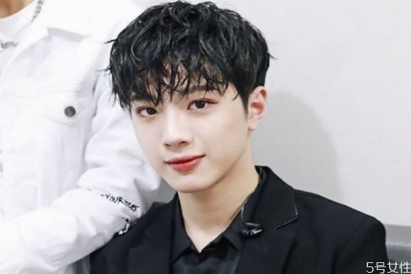 內(nèi)向男生如何追女生聊天 內(nèi)向男生追女生的套路 內(nèi)向男生如何追女生聊天 內(nèi)向男生追女生的套路