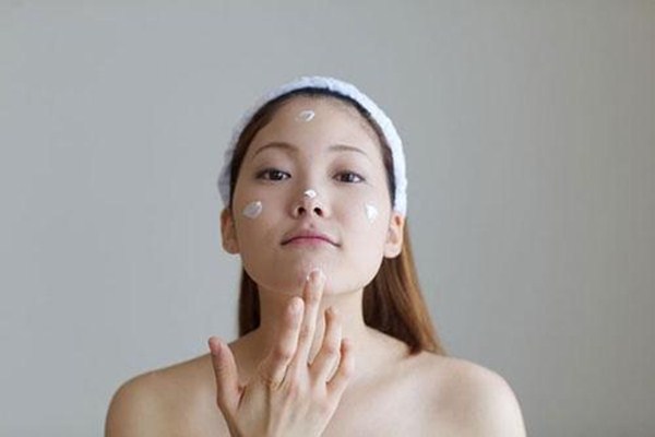 臉上用防曬指數(shù)50的防曬霜好嗎 防曬粉餅和防曬霜有什么區(qū)別 臉上用防曬指數(shù)50的防曬霜好嗎 防曬粉餅和防曬霜有什么區(qū)別