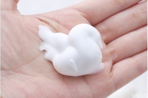 潔面慕斯多久用一次 潔面慕斯和洗面奶的區(qū)別 潔面慕斯多久用一次 潔面慕斯和洗面奶的區(qū)別