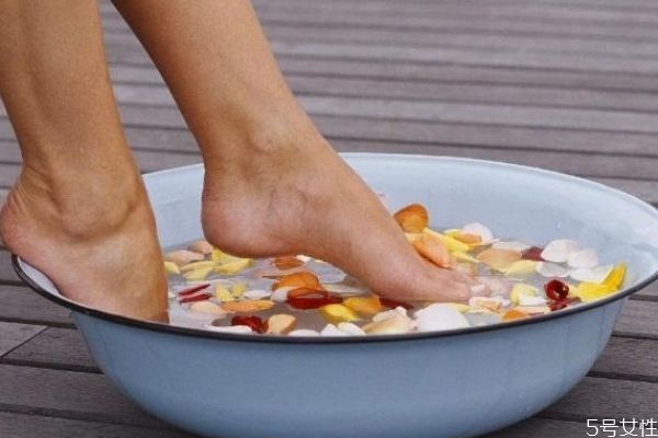 手腳容易發(fā)冷是為什么呢 造成手腳冰涼原因是什么呢 手腳容易發(fā)冷是為什么呢 造成手腳冰涼原因是什么呢