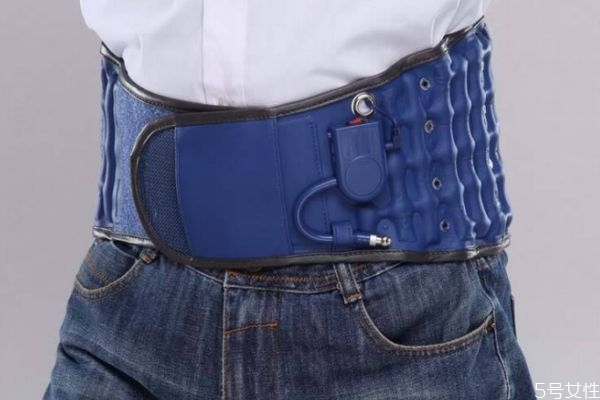 腰間盤(pán)突出應(yīng)該怎么治療呢 腰間盤(pán)突出需要注意什么呢