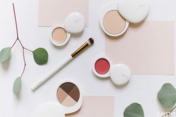 坐飛機(jī)化妝品不能超過(guò)多少毫升 坐飛機(jī)可以帶多少化妝品 坐飛機(jī)化妝品不能超過(guò)多少毫升 坐飛機(jī)可以帶多少化妝品