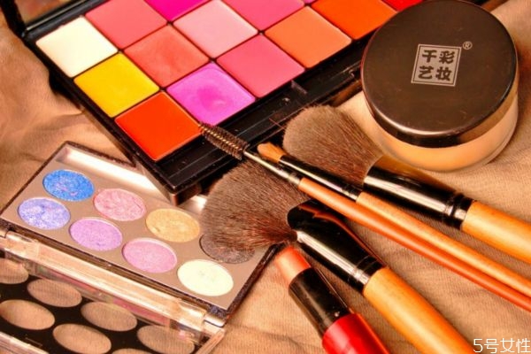 坐飛機(jī)化妝品不能超過(guò)多少毫升 坐飛機(jī)可以帶多少化妝品 坐飛機(jī)化妝品不能超過(guò)多少毫升 坐飛機(jī)可以帶多少化妝品