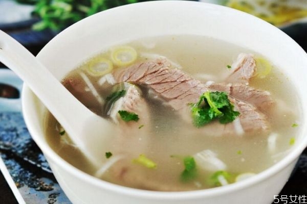 羊肉湯有什么營(yíng)養(yǎng)價(jià)值呢 喝羊肉湯有什么好處呢 羊肉湯有什么營(yíng)養(yǎng)價(jià)值呢 喝羊肉湯有什么好處呢