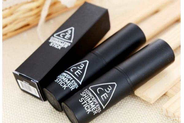 高光棒應(yīng)該怎么用呢 高光棒和高光粉哪個(gè)好用呢 高光棒應(yīng)該怎么用呢 高光棒和高光粉哪個(gè)好用呢