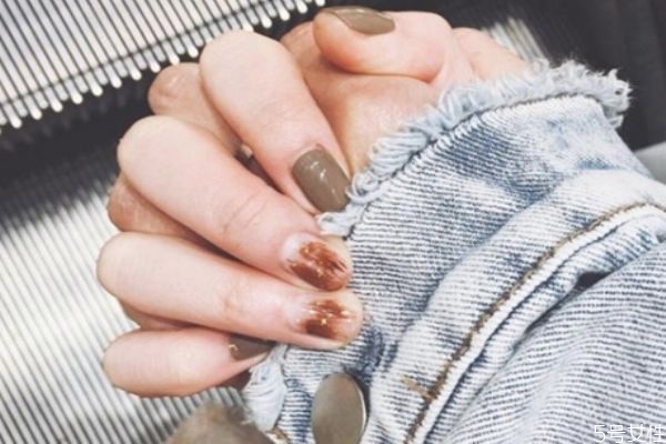 冬天做指甲做什么顏色好看 冬天做美甲注意事項 冬天做指甲做什么顏色好看 冬天做美甲注意事項