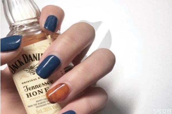 冬天做指甲做什么顏色好看 冬天做美甲注意事項 冬天做指甲做什么顏色好看 冬天做美甲注意事項