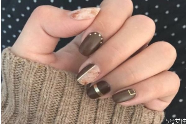 冬天做指甲做什么顏色好看 冬天做美甲注意事項 冬天做指甲做什么顏色好看 冬天做美甲注意事項