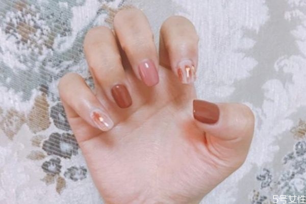 冬天做指甲做什么顏色好看 冬天做美甲注意事項 冬天做指甲做什么顏色好看 冬天做美甲注意事項