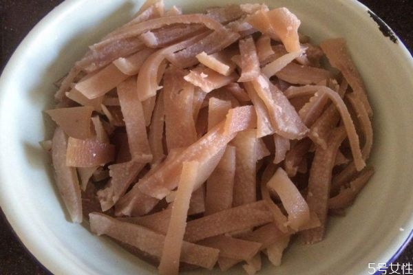 豬皮可以吃嗎 豬皮有什么營(yíng)養(yǎng)價(jià)值呢 豬皮可以吃嗎 豬皮有什么營(yíng)養(yǎng)價(jià)值呢