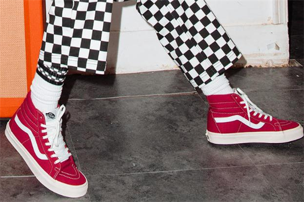 男生怎么穿紅色不顯娘 男生紅色衣服穿搭指南 男生怎么穿紅色不顯娘 男生紅色衣服穿搭指南