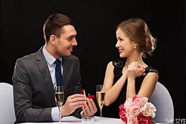 被求婚女生該說什么 被求婚應(yīng)該怎么回復(fù) 被求婚女生該說什么 被求婚應(yīng)該怎么回復(fù)