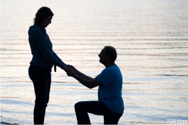 求婚是哪只腿跪地 求婚常用知識大錦集 求婚是哪只腿跪地 求婚常用知識大錦集