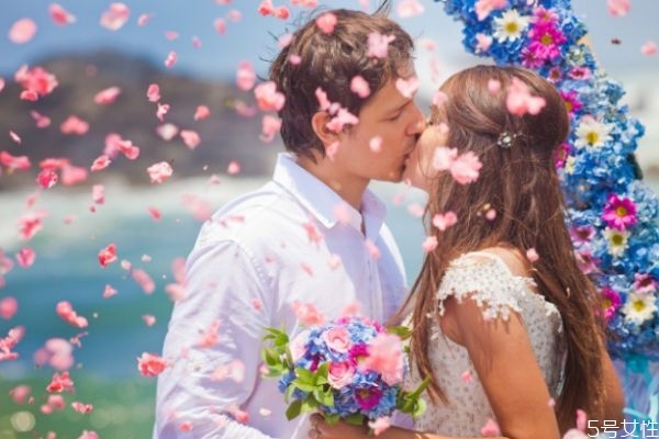 結(jié)婚彩禮錢歸父母還是子女 彩禮錢是給誰的 結(jié)婚彩禮錢歸父母還是子女 彩禮錢是給誰的