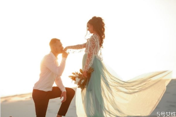 求婚是哪只腿跪地 求婚常用知識大錦集 求婚是哪只腿跪地 求婚常用知識大錦集