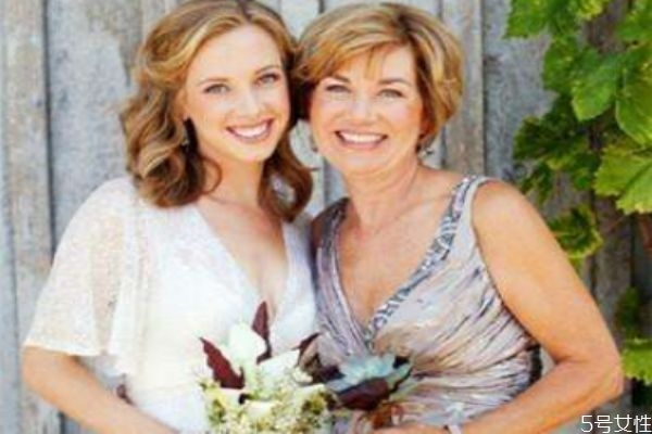 媽媽參加婚禮穿什么衣服好 結婚時母親穿什么衣服