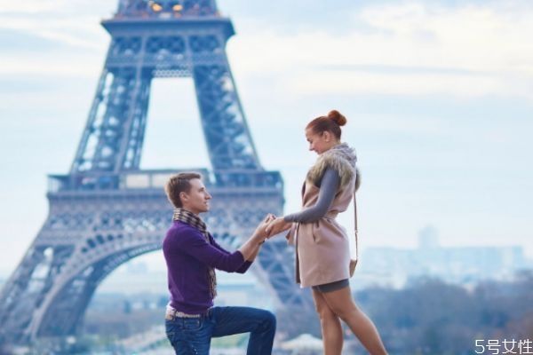 求婚是哪只腿跪地 求婚常用知識大錦集 求婚是哪只腿跪地 求婚常用知識大錦集