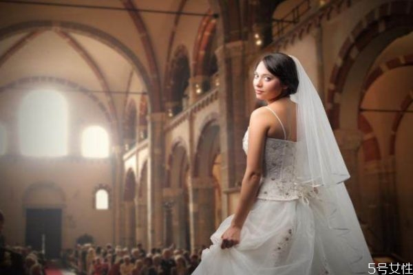 被求婚女生該說什么 被求婚應(yīng)該怎么回復(fù) 被求婚女生該說什么 被求婚應(yīng)該怎么回復(fù)